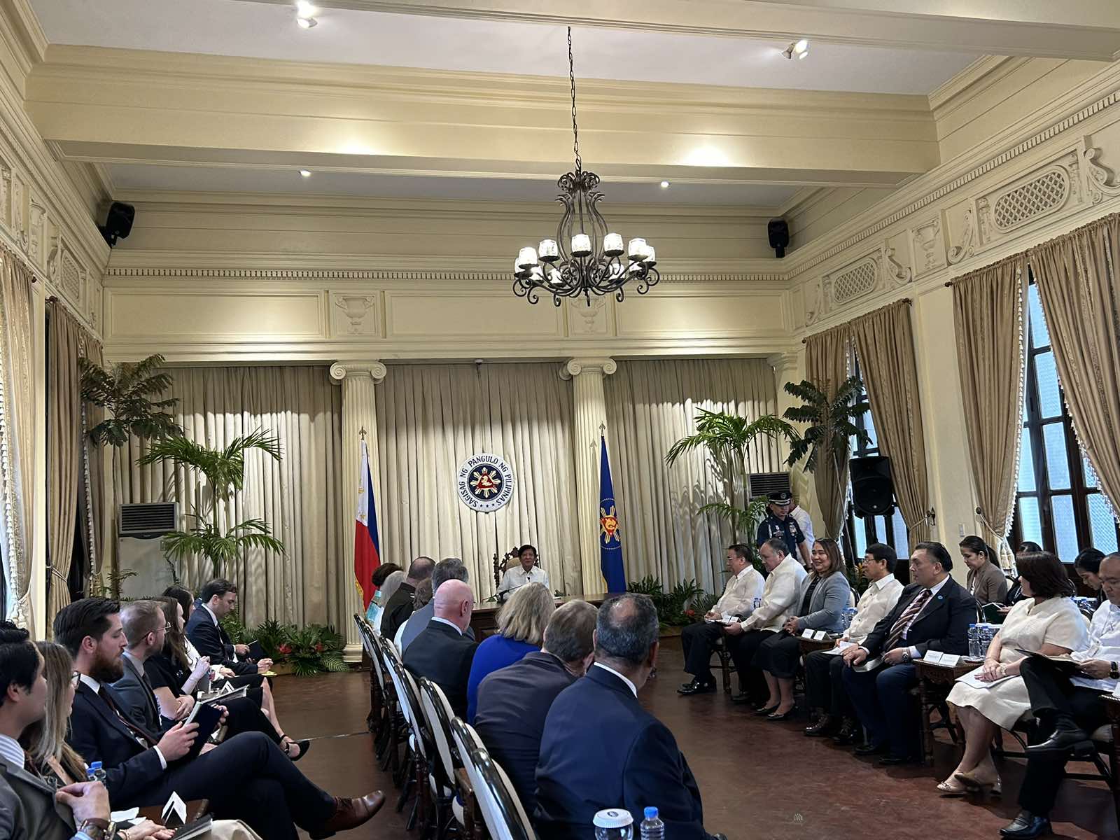 President Ferdinand ѿapp Jr. on Tuesday welcomed several United States (US) lawmakers to Malacañan Palace to discuss “geopolitical complications.” 
